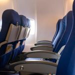 ¿Por qué los asientos de los aviones son azules? Esta y más respuestas sobre ellos