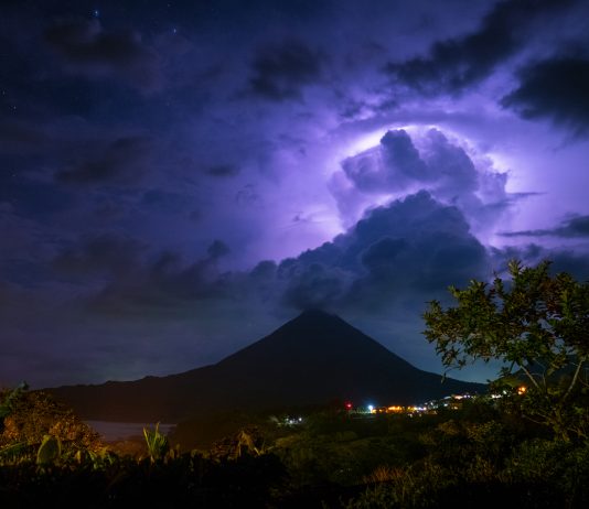 relámpago volcánico