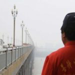 El ángel de Nanjing, 300 suicidas salvados en el puente del río Yangtzé