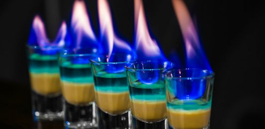 Las 10 bebidas con más alcohol del mundo | ¡No aptas para principiantes!