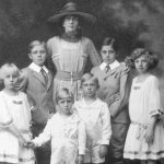 Reina Victoria y Hemofilia – Leopoldo, duque de Albany El octavo hijo de la reina Victoria, Leopoldo, es uno de los raros casos en que un varón hemofílico pasa la enfermedad a su hija. Murió joven, a los 30 años, pero tuvo tiempo de casarse y tener un hijo, sin rastro de la enfermedad, y una niña: la Princesa Alice de Albany, condesa de Athlone, que sin saberlo era transmisora. Alice se casó y tuvo 3 hijos, uno murió con pocos meses de edad y el otro varón, Rupert Cambridge, vizconde de Trematon padeció hemofilia muriendo tras un accidente de cirulación a los 20 años, debido a una hemorragia intracraneal. Tuvo también una hija que no consta que fuera transmisora de la alteración.
