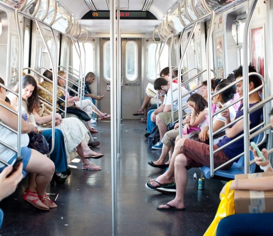 Hablar con desconocidos es… ¡beneficioso! | Descubre el motivo