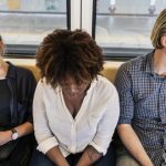 hablar con desconocidos puede ser beneficioso, tren