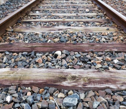 Piedras en las vías del tren | ¿Sabes por qué? ¡Te lo contamos! Piedras en las vías del tren | ¿Sabes por qué? ¡Te lo contamos!