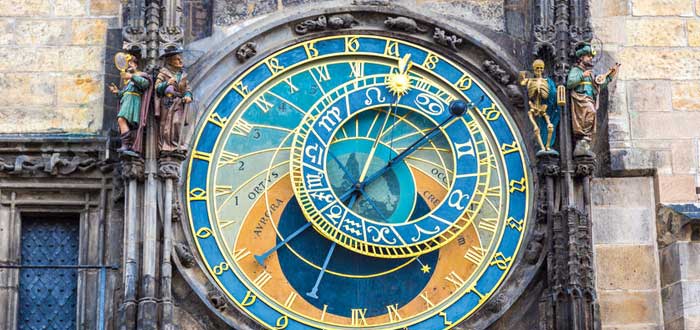 La Leyenda del Reloj Astronómico de Praga | 10 curiosidades sobre él
