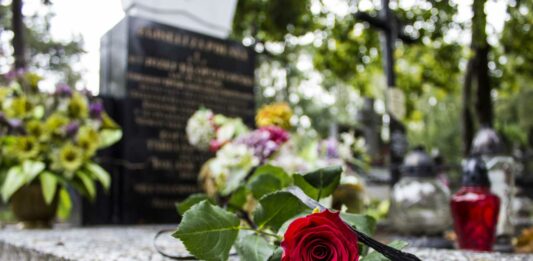 55 Tumbas de Famosos impresionantes | Mira dónde descansan Tumbas de Famosos