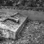 Enterrar fotos en el cementerio | ¿Qué significa? Brujería