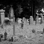 Enterrar fotos en el cementerio | ¿Qué significa? Brujería