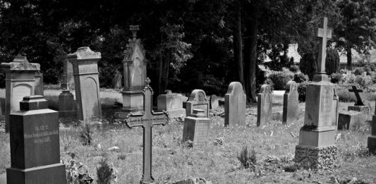 Enterrar fotos en el cementerio | ¿Qué significa? Brujería