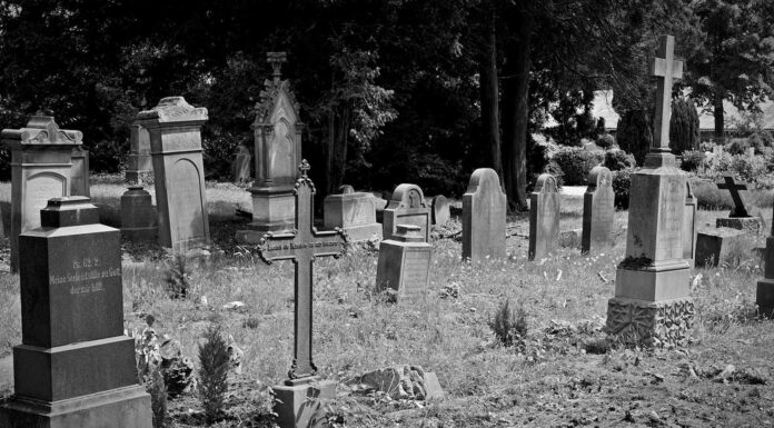 Enterrar fotos en el cementerio | ¿Qué significa? Brujería