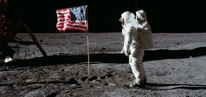 primer hombre en pisar la luna