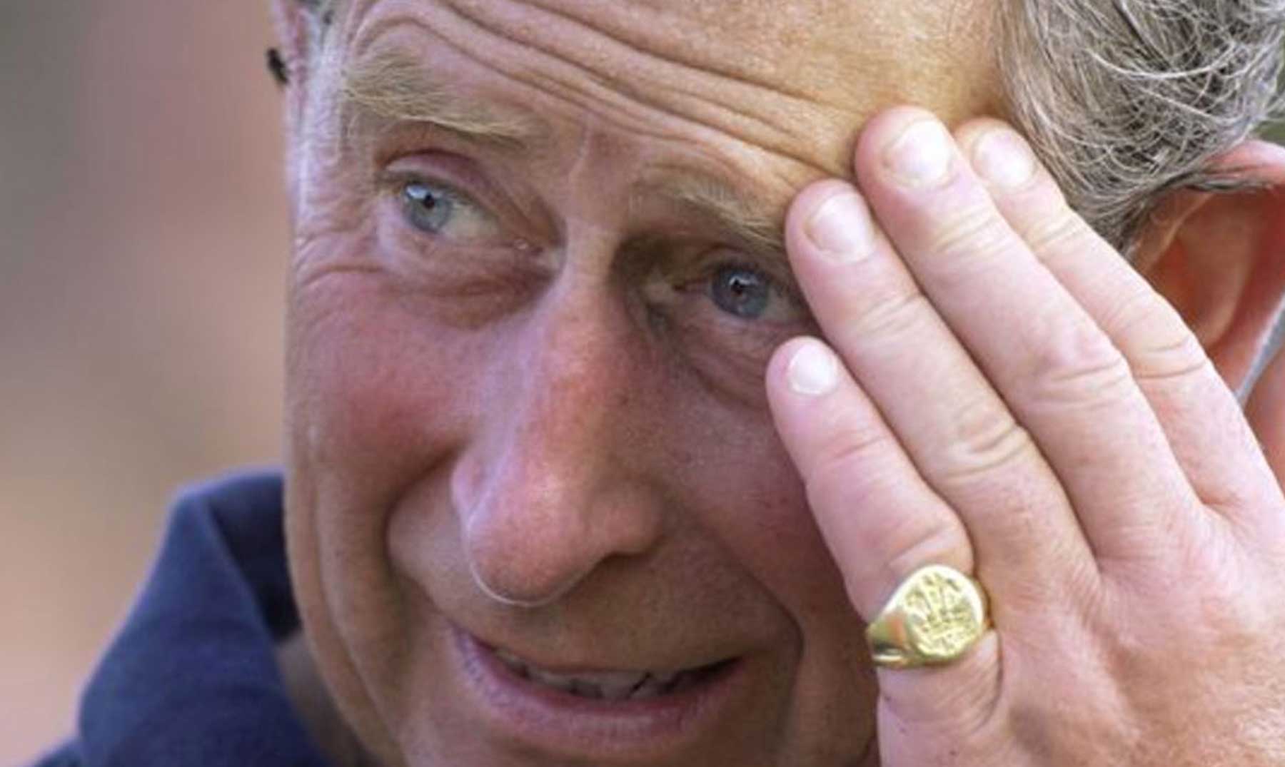 Diálogo torneo Roux El Príncipe Carlos lleva un anillo en su meñique izquierdo | ¿Por qué?