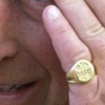 El Principe Carlos lleva un anillo en su meñique izquierdo | ¿Por qué?