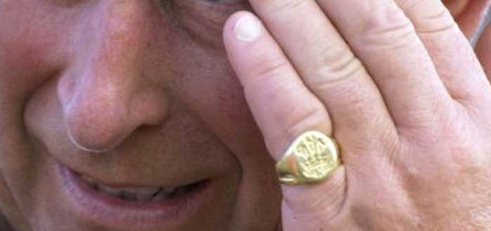 El Principe Carlos lleva un anillo en su meñique izquierdo | ¿Por qué?
