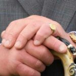El Principe Carlos lleva un anillo en su meñique izquierdo | ¿Por qué?
