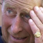 El Principe Carlos lleva un anillo en su meñique izquierdo | ¿Por qué?