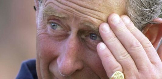 El Príncipe Carlos lleva un anillo en su meñique izquierdo | ¿Por qué? El Principe Carlos lleva un anillo en su meñique izquierdo | ¿Por qué?