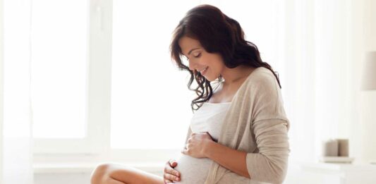 ¿Por qué las mujeres dan a luz acostadas? ¡Su origen no te lo esperas!