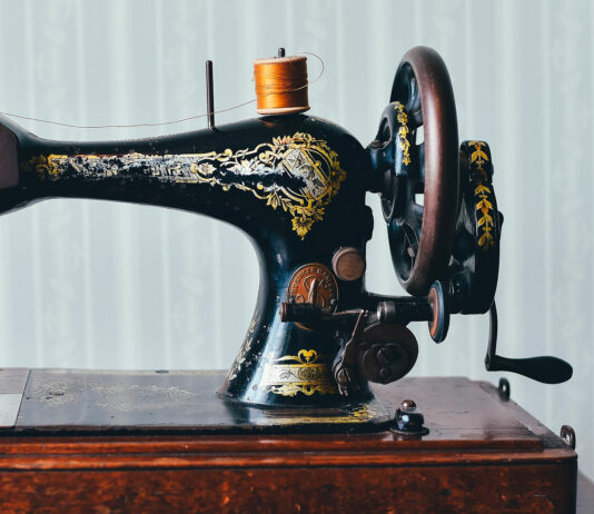 ¿Cómo Singer mejoró la máquina de coser en pleno auge industrial?