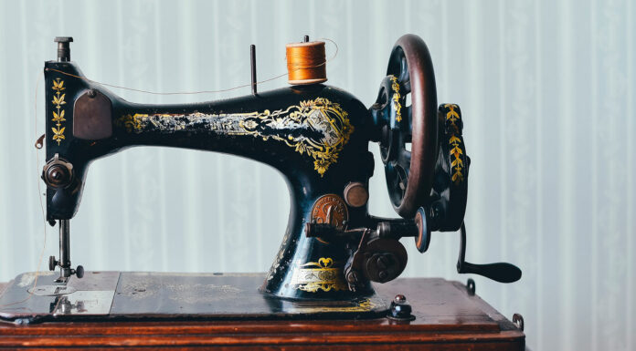 ¿Cómo Singer mejoró la máquina de coser en pleno auge industrial?