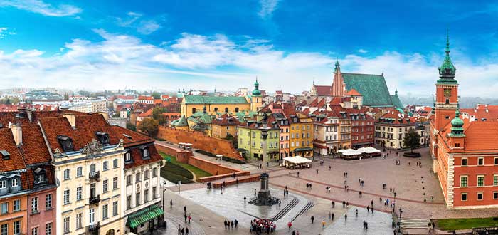 Polonia, oficialmente la República de Polonia es un país Centroeuropeo, miembro de la Unión Europea. Con una economía muy dinámica, un alto nivel de desarrollo humano (lo que incluye un nivel educativo de primer orden y una sanidad universal), un extraordinario patrimonio cultural y una historia rica y compleja. Es un país magnífico en el que vive una población aproximada de 38'5 millones de habitantes, y que, además, se ha convertido en el 16º país en número de visitantes, ya que recibe más de 16 millones de turistas cada año. Si quieres conocer más curiosidades de Polonia, acompáñanos en Supercurioso a conocer 20 datos curiosos de este país.