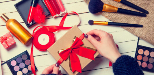 ¿Pensando en regalar maquillaje a tu novia? Esto es lo que debes saber