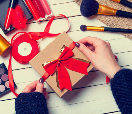 ¿Pensando en regalar maquillaje a tu novia? Esto es lo que debes saber