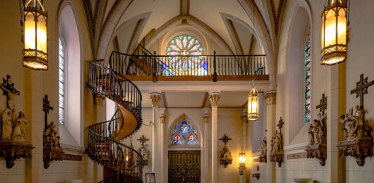 La Escalera de Santa Fe, Milagro arquitectónico u obra idílica