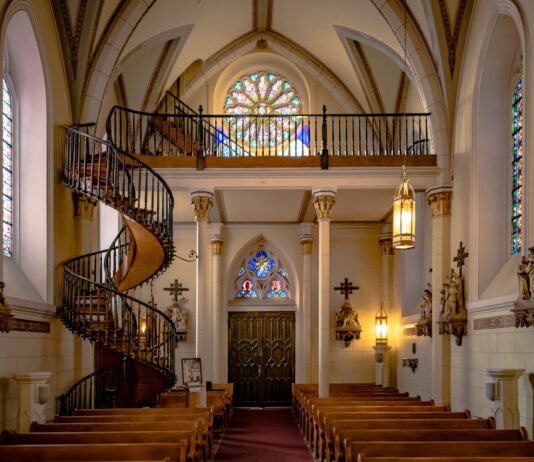 La Escalera de Santa Fe, Milagro arquitectónico u obra idílica
