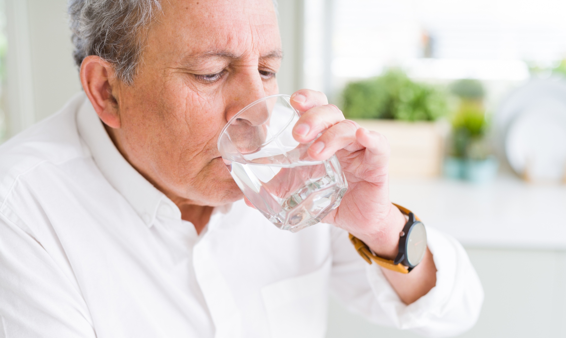 Вода в легкие у пожилых. Мужчина пьет воду. Мужчина со стаканом воды. Стакан воды для пожилых. Пожилой человек пьет воду.
