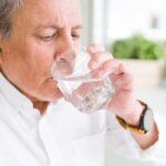 ¿Qué pasa si bebes mucha agua? | ¡Podrías enfermarte!