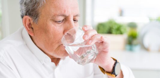 ¿Qué pasa si bebes mucha agua? | ¡Podrías enfermarte!
