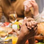 Rezar-en-la-cena-de-navidad