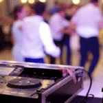 Razones-por-las-que-contratar-un-DJ-para-tu-boda