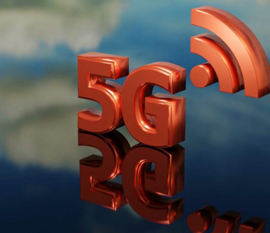 La tecnología avanza a pasos agigantados y ha logrado mejorar numerosos sectores, haciendo que las tareas sean mucho más fáciles, desde una oficina en la que se han automatizado tareas hasta una casa de casino española, donde la tecnología permite ofrecer mejores experiencias de juego a los usuarios. Lo que está claro es que la tecnología ha llegado para quedarse y, cada vez, van surgiendo más innovaciones en el sector tecnológico. El 5G es la última tecnología en lo que a comunicaciones se refiere y, hoy en día, son muchos los dispositivos que ya utilizan esta velocidad en la transmisión y recepción de datos. Durante este año, es cuando se prevé que se empiece a disfrutar de todo el potencial que ofrece el 5G a los usuarios y la industria del entretenimiento va a ser una de las grandes beneficiadas por estos avances. Pero, ¿cuáles son los principales beneficios del 5G y cómo mejora la experiencia de los usuarios? A continuación te lo explicamos todo detalladamente. Beneficios de la tecnología 5G en la industria del entretenimiento A continuación, te vamos a enumerar cuáles son los principales beneficios que aporta la tecnología 5G de comunicación a la industria de los medios digitales y el entretenimiento. ● El principal beneficio va a ser la reducción de latencia. Esto va a ser una clave principal para todas las aplicaciones de entretenimiento que requieran de una inmediatez totalmente extrema, como es el caso de los juegos online. ● Explotación de nuevas tecnologías. Entre ellas, destacan el uso de la tecnología MEC que permite la distribución de contenidos locales, permitiendo reducir el coste de enviar el contenido, permitiendo, de esta forma, a los proveedores de contenido que proporcionen el contenido de forma localizada y totalmente eficiente. ● Conexiones de banda ancha, la cual será mucho más rápida. Así, será más fácil realizar las retransmisiones en directo de diversos acontencimientos. ● La posibilidad de participaciones de red para la distribución de contenidos. Esto permitirá a los operadores el poder segmentar la Red con recursos dedicados para así distribuir contenidos a las empresas de medios de comunicación. ● Posibilidad de virtualización de la red y arquitectura basada en servicios. Para la tecnología 5G se define la nueva arquitectura, cuyo nombre es SBA (Service Based Architecture), además de las soluciones NFV y SDN. ● Permitirá consolidar el streaming, ya no solo por la gran cantidad de contenido sino porque gracias al 5G el usuario disfrutará de una experiencia de visualización totalmente placentera. Tras conocer los beneficios que tendrá el 5G para la industria del entretenimiento, a continuación te vamos a ofrecer algunas ventajas que repercuten directamente en los usuarios. Realidad Aumentada y Realidad Virtual Imagen: https://pixabay.com/es/illustrations/accesibilidad-hojeada-5g-negocio-3570138/ Cada vez más, la realidad aumentada está abriéndose paso en todo tipo de eventos como deportivos o festivales musicales. Esto es porque añade a sectores como el musical o el del deporte, una dosis de irrealidad que modifica la realidad, combinando diversas atmósferas y efectos. En cuanto a la realidad virtual, por ejemplo, es empleada en conciertos, con la utilización de cámaras 360º retransmitidos con tecnología 5G, permitiendo a los asistentes compartir escenario junto a sus estrellas favoritas. La televisión en directo también se ha visto modificada Gracias al 5G, el flujo de vídeo, desde que es grabado hasta que es producido tiene lugar a máxima definición. Es por ello que los espectadores van a poder ver todo lo que acontece en un evento con la calidad perfecta. Con todos estos beneficios, lo que queda esperar es a ver cómo, finalmente, la tecnología 5G se hace un hueco, cada vez más grande, en la industria del entretenimiento, ya que es un sector marcado por el público, que cada vez es más joven y cuyos gustos se van modificando constantemente.