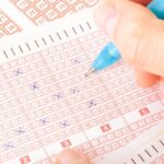 mano-de-la-persona-marcado-en-el-billete-de-loteria-keno