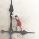 mujer-intenta-detener-el-tiempo