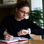 mujer-revisa-la-hora