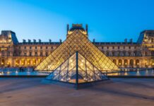 pirámide del Louvre