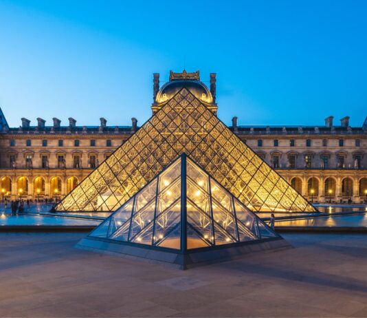 La pirámide del Louvre | Estilo disruptivo en la clásica París pirámide del Louvre