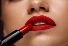 Pintarse los labios de rojo