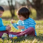 niños-jugando-en-el-jardin