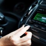 escuchar-la-radio-en-el-carro