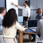 Nuevos-empleados-reciben-capacitacion-sobre-como-utilizar-el-software-de-propuestas