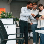 Un-equipo-estudia-como-utilizar-el-software-de-propuestas