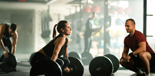entrenar-en-el-gym-solo-o-acompanado